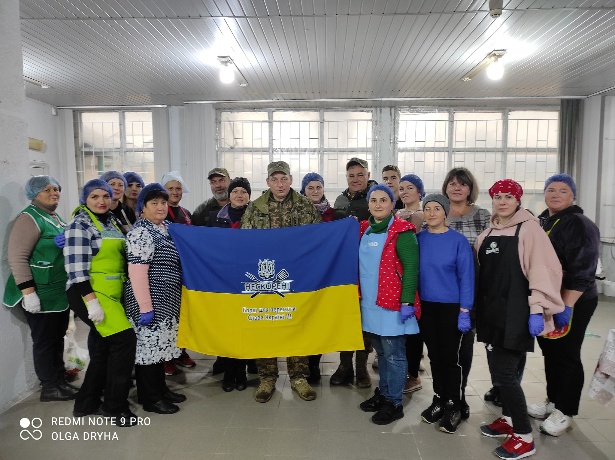 Воїни ЗСУ віддячили переяславським волонтерам за гостинці іменним прапором