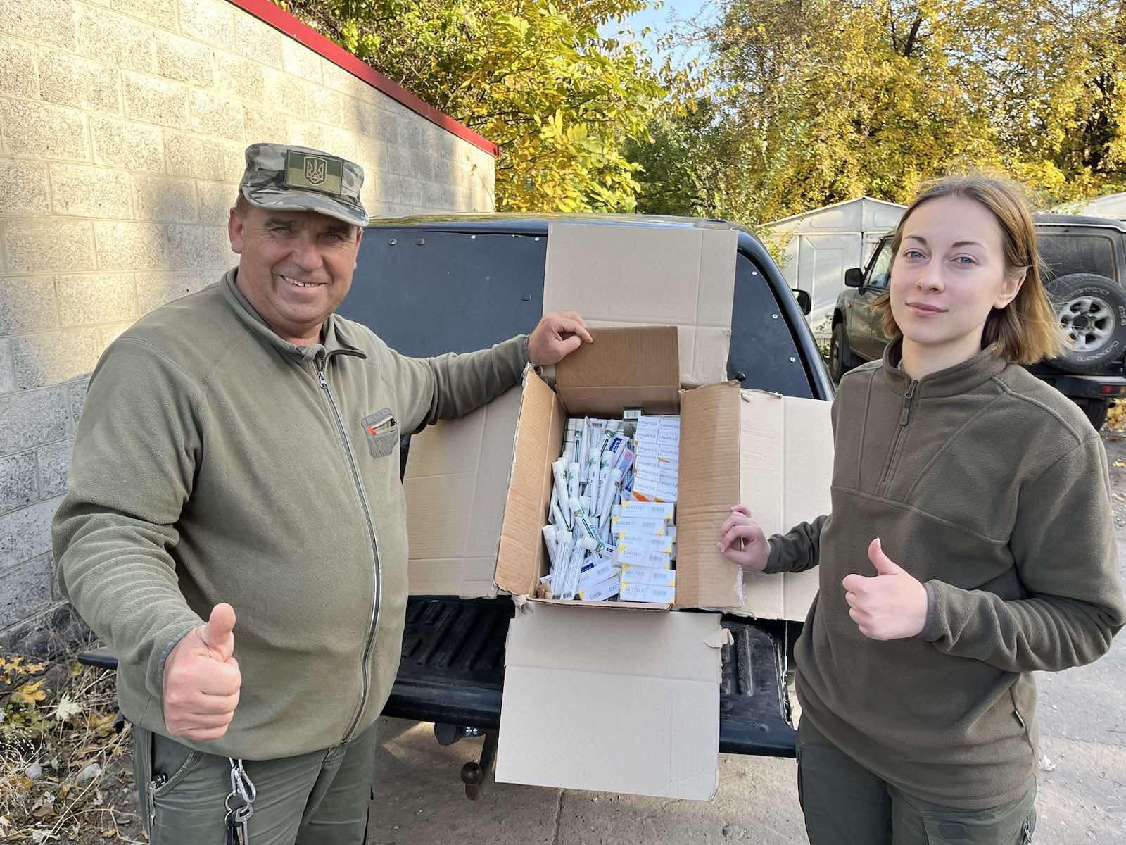 Воїни ЗСУ віддячили переяславським волонтерам за гостинці іменним прапором