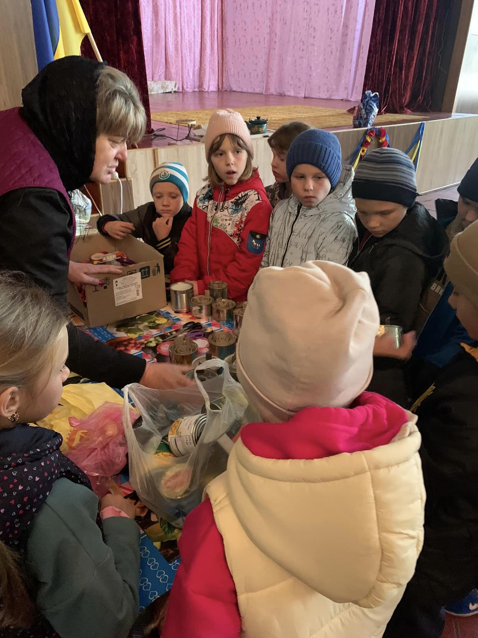 Воїни ЗСУ віддячили переяславським волонтерам за гостинці іменним прапором