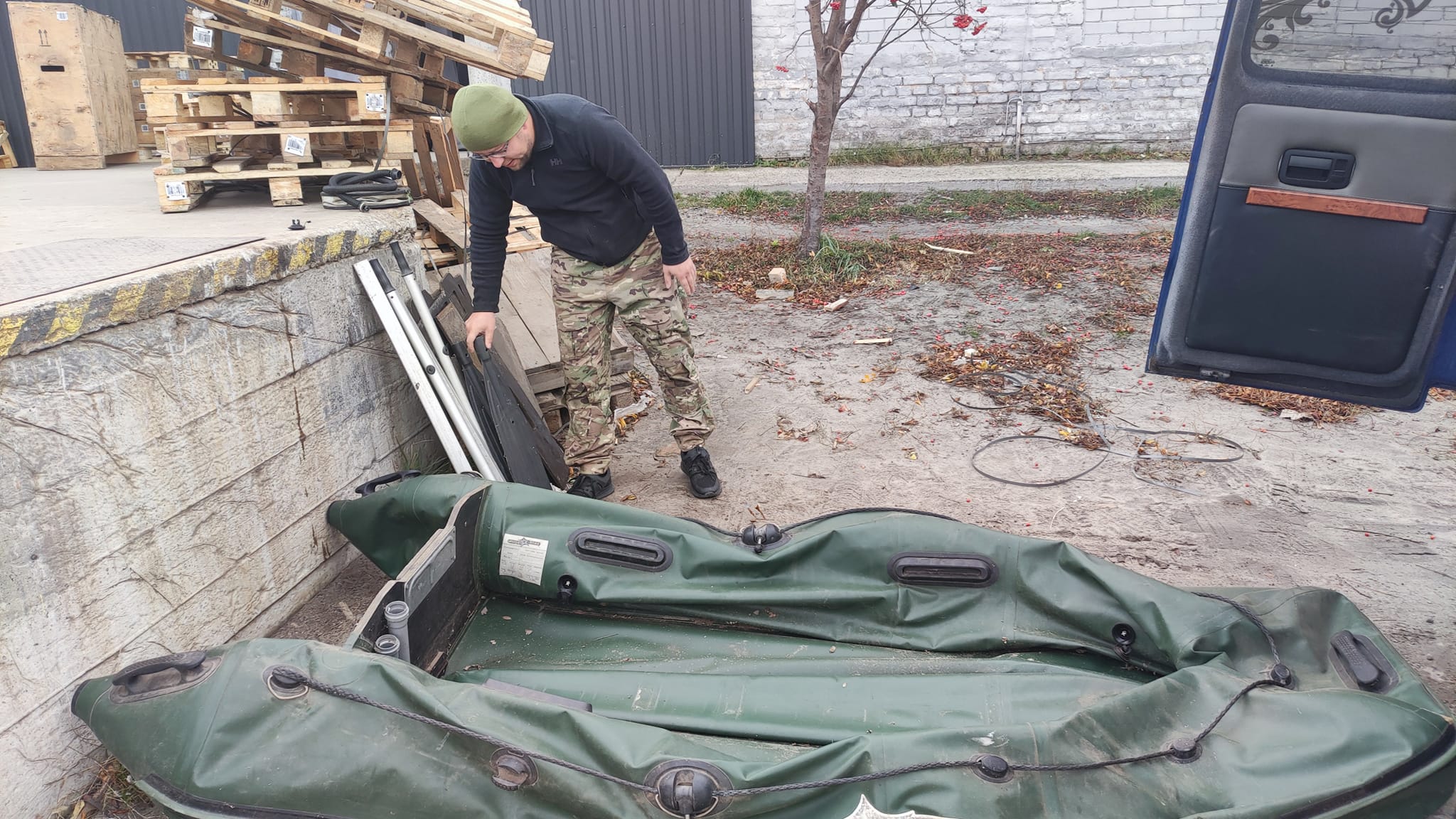 Воїни ЗСУ віддячили переяславським волонтерам за гостинці іменним прапором