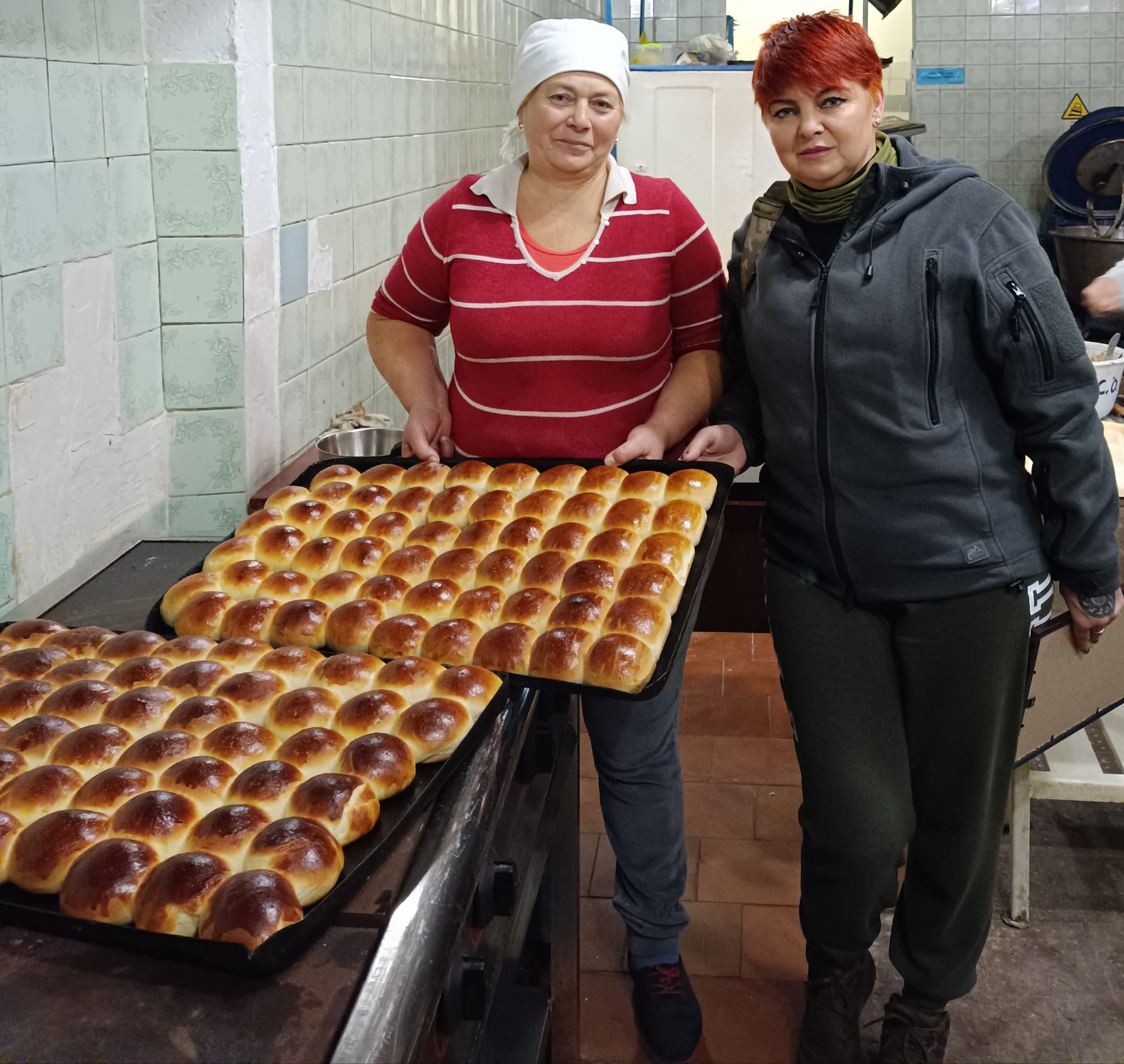 Воїни ЗСУ віддячили переяславським волонтерам за гостинці іменним прапором