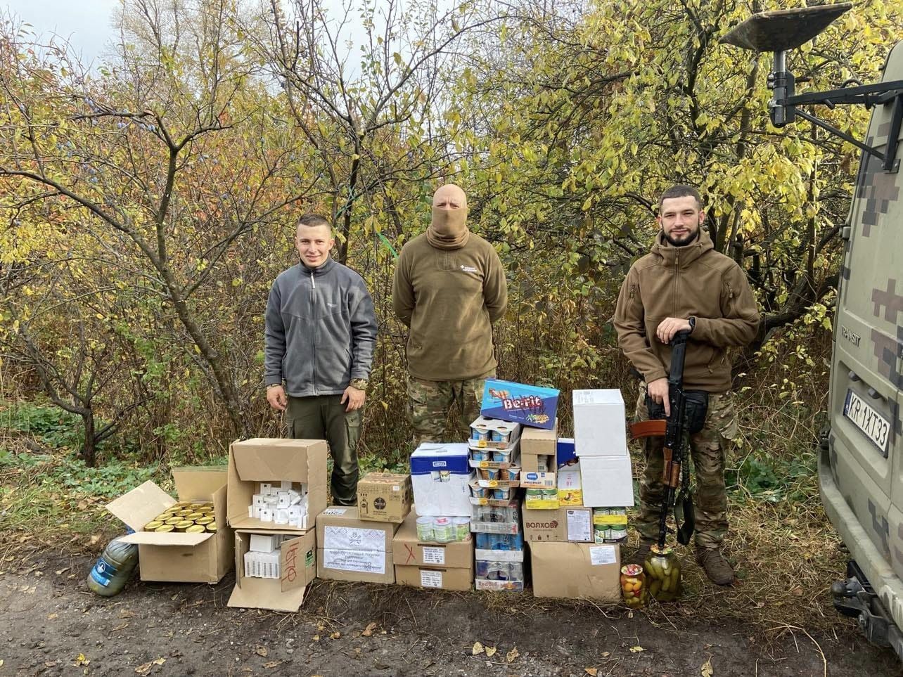 Воїни ЗСУ віддячили переяславським волонтерам за гостинці іменним прапором