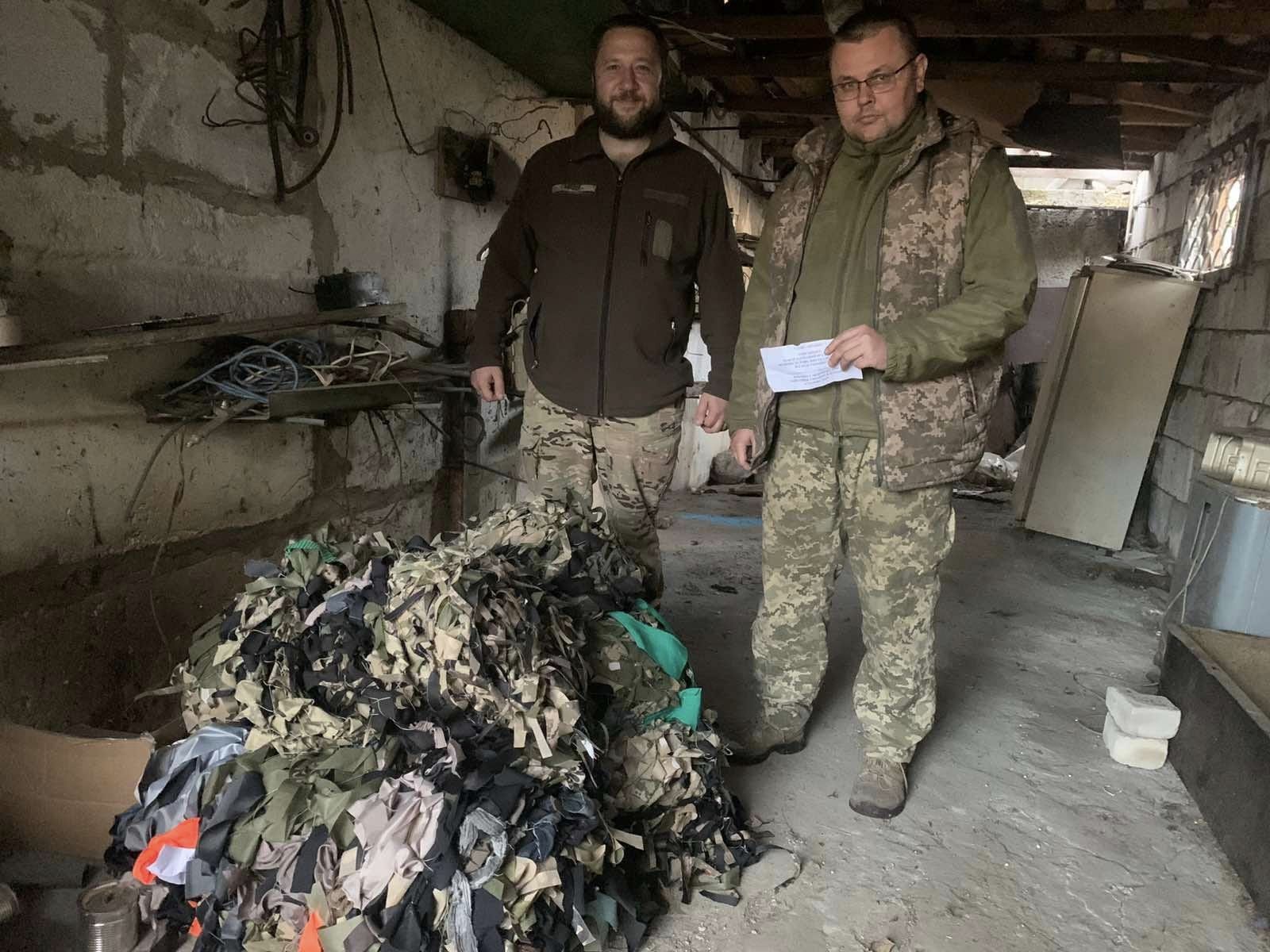 Воїни ЗСУ віддячили переяславським волонтерам за гостинці іменним прапором