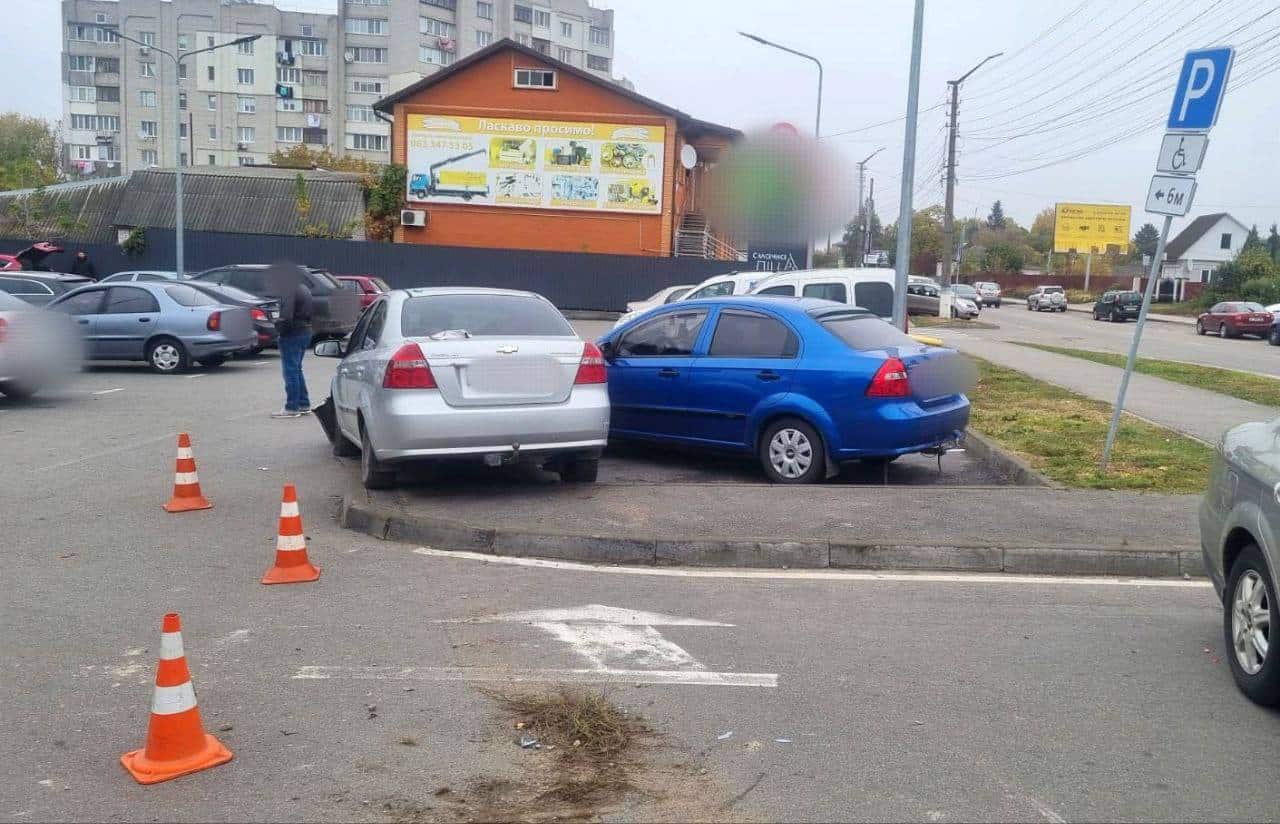 У Переяславі жінка втратила свідомість за кермом, наїхала на пішоходів та зіткнулася з авто: деталі ДТП